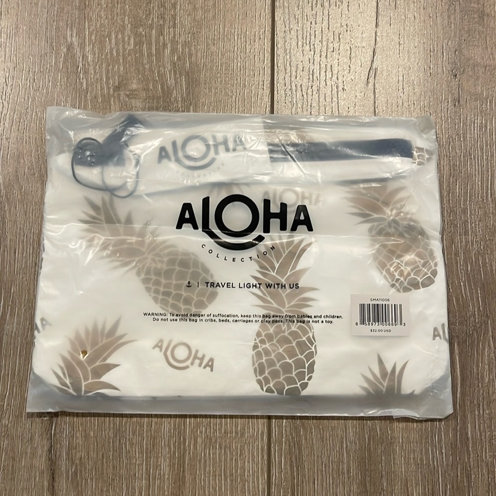 NWT ALOHA Collection gold pineapple small zippered pouch :)